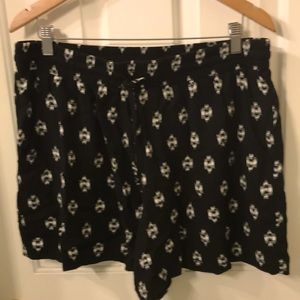 NWOT flowy knit abstract bermudas w pockets Sz xl!